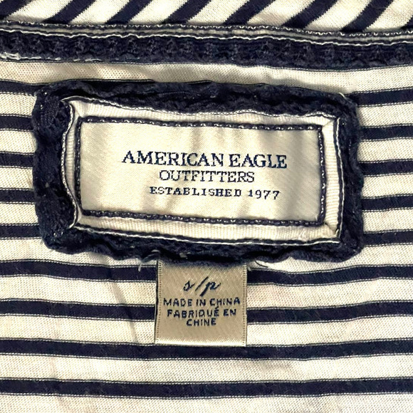 AMERICAN EAGLE OUTFITTERS WOMENS STRIPED TEE SHIRT‎ V NECK PLEATS SMALL CASUAL - Picture 4 of 6
